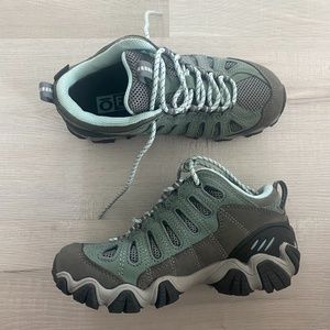 Size 6.5 wide Oboz waterproof hiking shoes